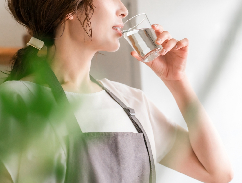 水素を飲む女性