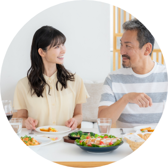 食事を摂る夫婦