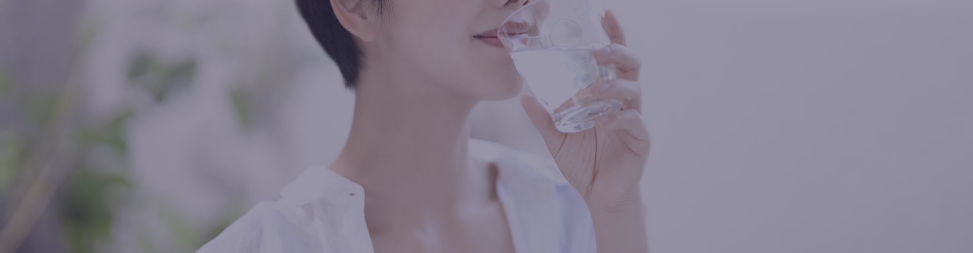 水素水を飲む女性