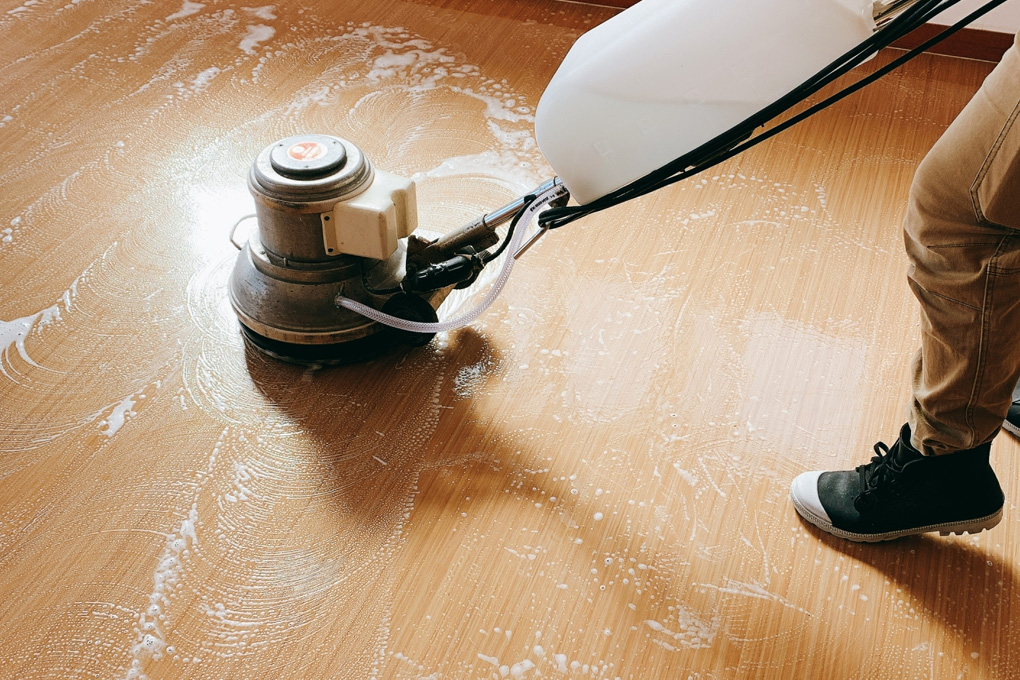 灯油漏れによる汚れや臭いに対応する洗浄・消臭